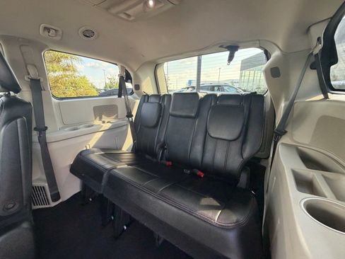 Used 2015 Chrysler Town & Country Touring FWD image 7