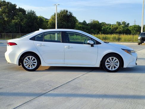 Used 2025 Toyota Corolla LE w/ LE Premium Package FWD image 10