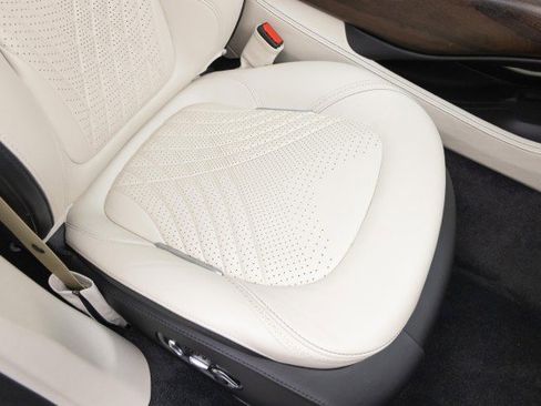 Used 2021 Aston Martin DBX image 30