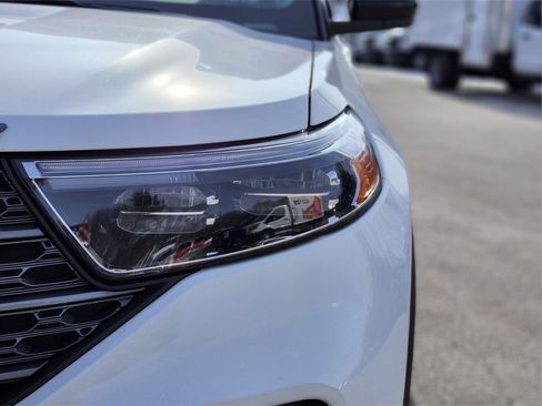 Certified 2022 Ford Explorer XLT w/ Equipment Group 202A image 10