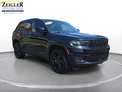 Certified 2023 Jeep Grand Cherokee Altitude AWD/4WD image 3