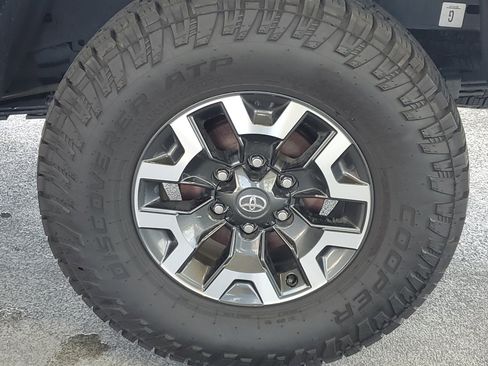Used 2021 Toyota Tacoma TRD Off-Road w/ Technology Package AWD/4WD image 7