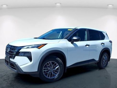 Used 2024 Nissan Rogue S FWD image 2