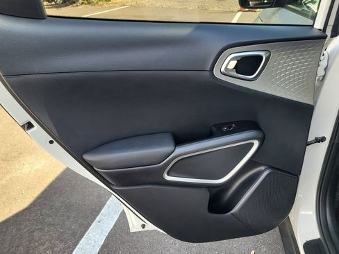 Used 2022 Kia Soul LX image 9