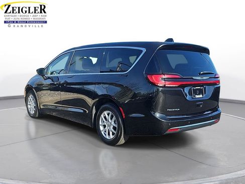 Certified 2023 Chrysler Pacifica Touring-L FWD image 7