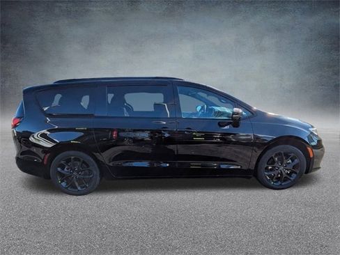 New 2026 Chrysler Pacifica Select image 3
