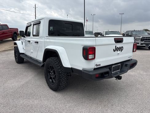 Used 2025 Jeep Gladiator Sport image 4
