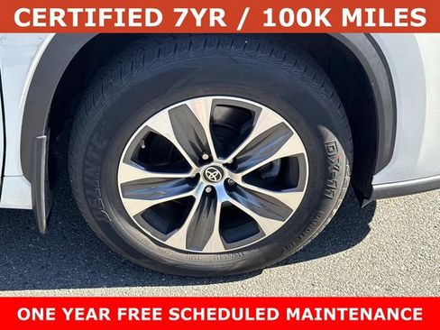 Used 2022 Toyota Highlander XLE AWD/4WD image 7