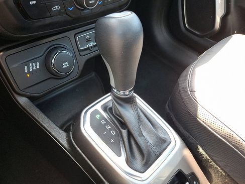 Certified 2022 Jeep Renegade Limited w/ Sun, Sound & Wheels Group image 15