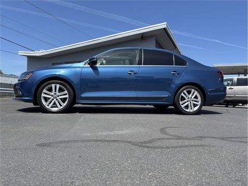 Used 2017 Volkswagen Jetta SEL FWD image 2