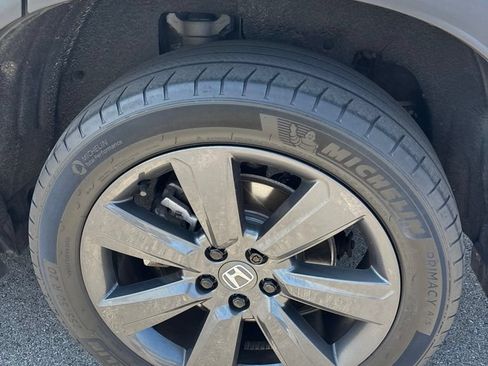 Used 2025 Honda Pilot Sport image 23