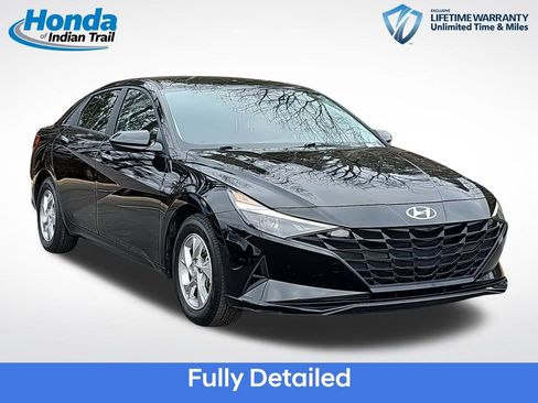 Used 2023 Hyundai Elantra SE image 3
