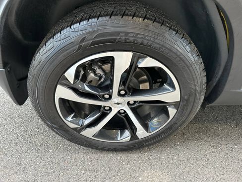 Used 2025 Chevrolet Trax RS FWD image 11