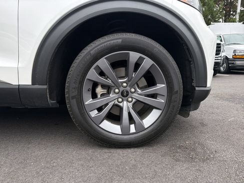Used 2023 Ford Explorer XLT w/ Equipment Group 202A AWD/4WD image 13