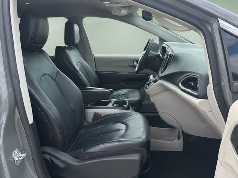 Used 2022 Chrysler Pacifica Touring-L FWD image 8