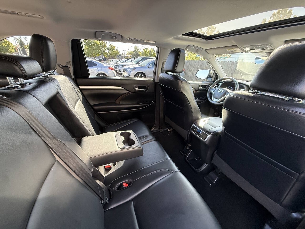 Used 2018 Toyota Highlander XLE FWD image 23