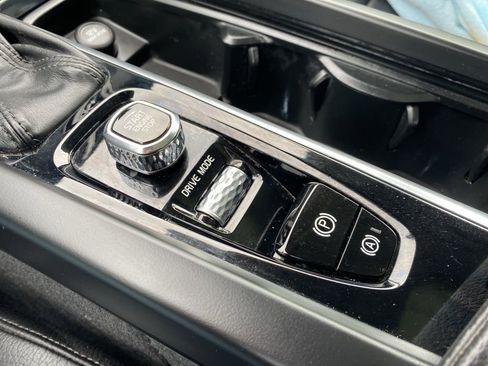 Used 2019 Volvo XC60 T6 Momentum w/ Premium Package image 21