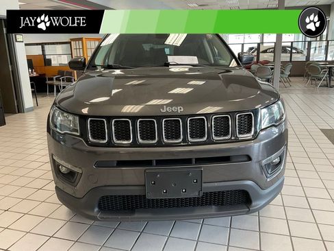Used 2018 Jeep Compass Latitude w/ Popular Equipment Group AWD/4WD image 2