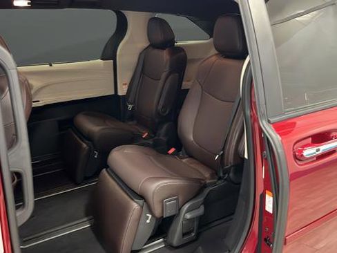 Used 2024 Toyota Sienna Platinum image 31