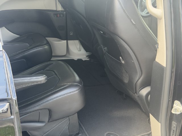 Used 2024 Chrysler Pacifica Touring-L FWD image 18