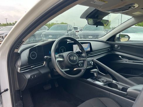 Used 2025 Hyundai Elantra SEL FWD image 22
