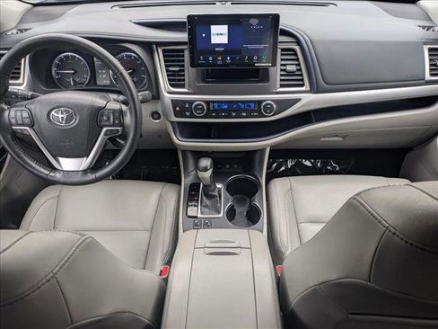 Used 2018 Toyota Highlander XLE image 18