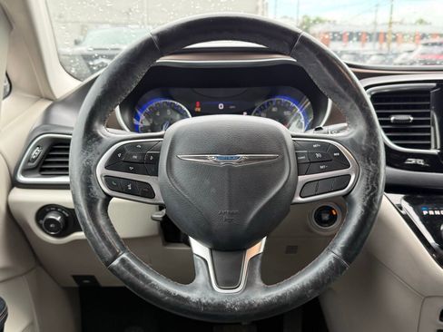 Used 2017 Chrysler Pacifica Touring-L Plus FWD image 19