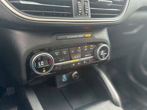 Used 2021 Ford Escape SE w/ SE Sport Appearance Package image 18