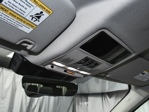 Used 2025 Land Rover Discovery S image 41