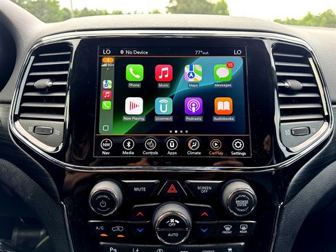 Used 2021 Jeep Grand Cherokee Laredo X image 4