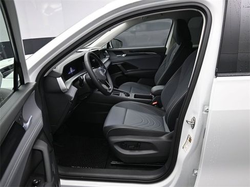 New 2026 Volkswagen Tiguan SE image 9