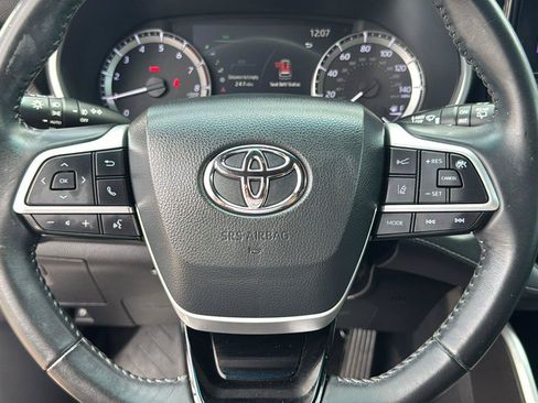 Used 2023 Toyota Highlander XSE FWD image 17