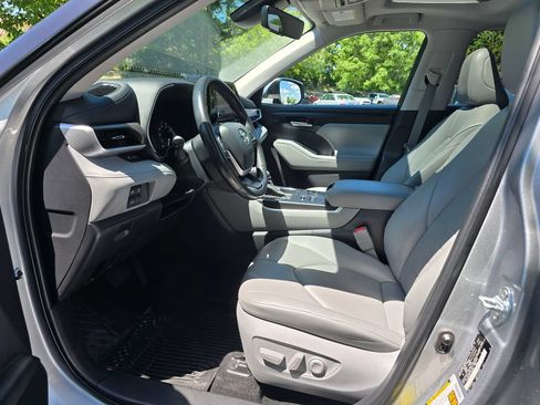 Used 2023 Toyota Highlander XLE AWD/4WD image 17
