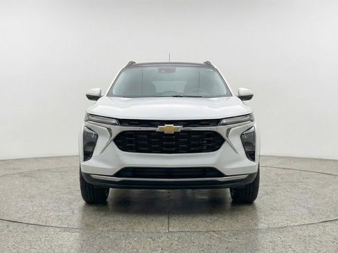 Used 2025 Chevrolet Trax LT image 2