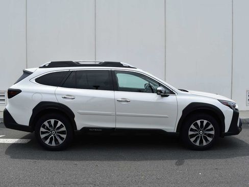 Used 2023 Subaru Outback Touring AWD/4WD image 4