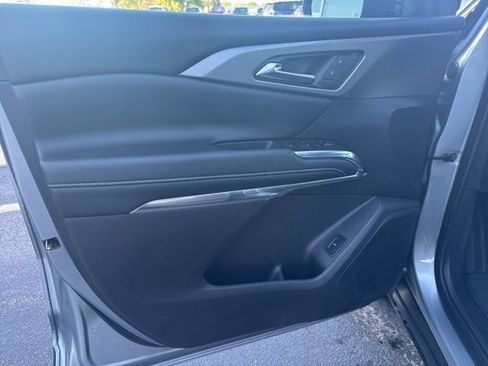 Used 2025 Chevrolet Traverse LT image 24