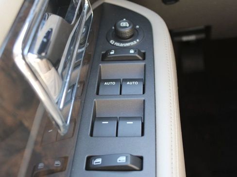Used 2015 Lincoln Navigator 2WD image 32
