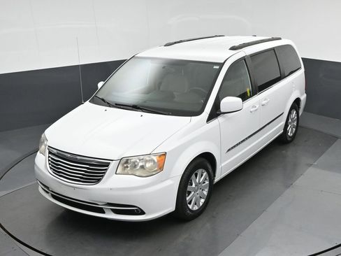 Used 2014 Chrysler Town & Country Touring image 63