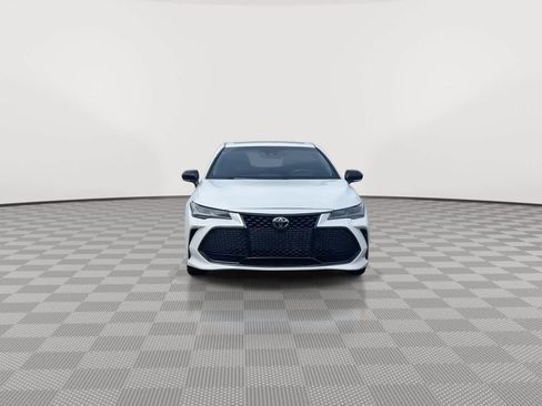 Used 2019 Toyota Avalon Touring FWD image 3