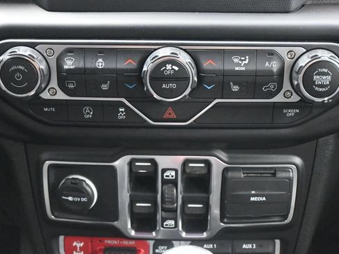 Used 2020 Jeep Gladiator Rubicon w/ Cold Weather Group AWD/4WD image 18