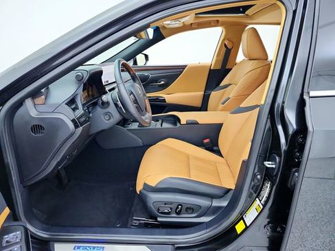 Used 2025 Lexus ES 300h w/ Accessory Package (Z2) image 21