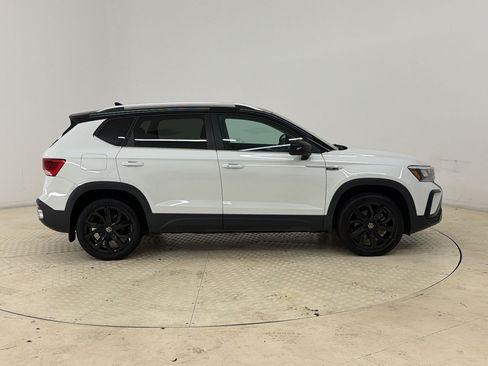 Used 2023 Volkswagen Taos SE FWD image 8