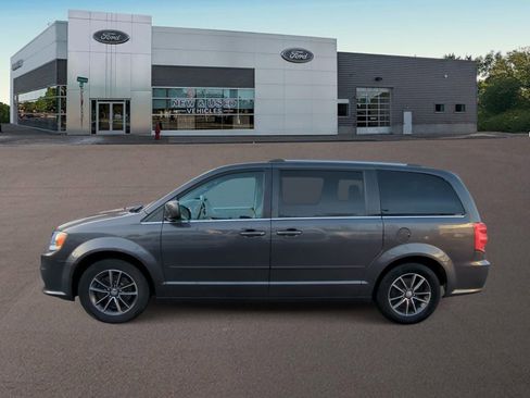 Used 2017 Dodge Grand Caravan SXT image 7