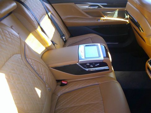 Used 2021 BMW 750i xDrive w/ Luxury Rear Seating Package AWD/4WD image 13