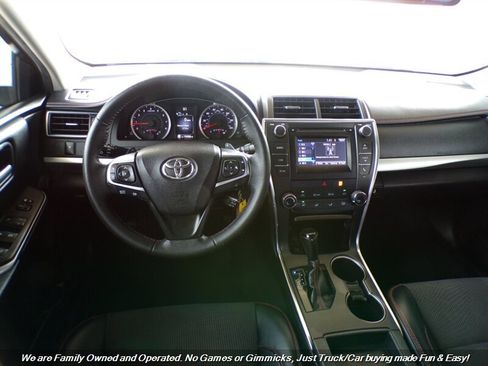 Used 2017 Toyota Camry SE FWD image 33