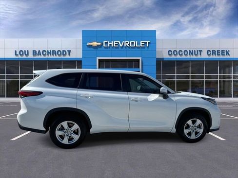 Used 2023 Toyota Highlander L FWD image 9