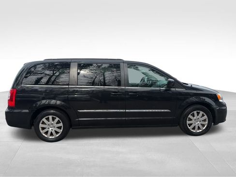 Used 2014 Chrysler Town & Country Touring image 7