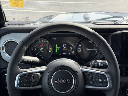 Used 2025 Jeep Wrangler Unlimited Sahara AWD/4WD image 27