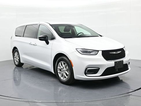 Used 2024 Chrysler Pacifica Touring-L image 4