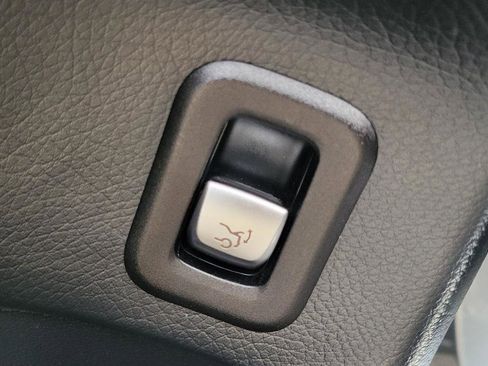 Used 2019 Mercedes-Benz GLC 300 w/ Premium Package image 9